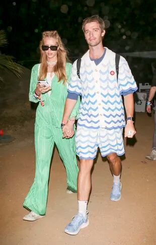 Patrick Schwarzenegger y su novia Abby Champion, de la mano, en el Neon Carnival de Coachella.