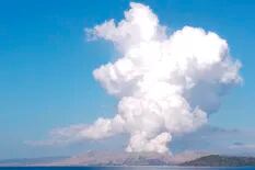 Entró en erupción un volcán de Filipinas y generó una inmensa nube de humo
