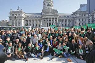 La foto del sí: ayer, frente al Congreso, ministros y diputados del oficialismo posaron para una foto en apoyo al aborto legal