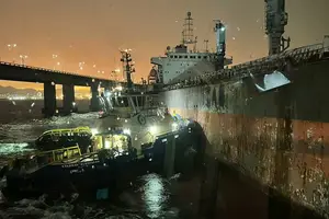 Un inmenso barco de 200 metros de largo chocó contra un importante puente en Río de Janeiro