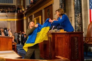 Il presidente dell'Ucraina Volodymyr Zelensky presenta la presidente della Camera dei rappresentanti degli Stati Uniti Nancy Pelosi con la bandiera dell'Ucraina