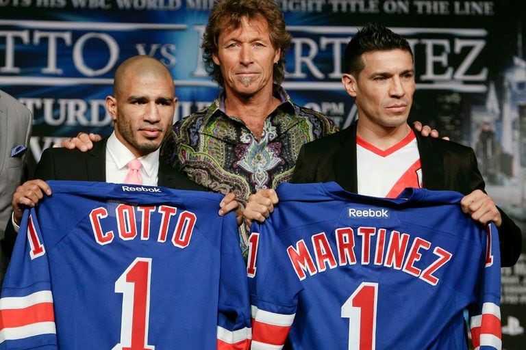 Ron Duguay, jugador de los New York Rangers, posa con Maravilla y Cotto