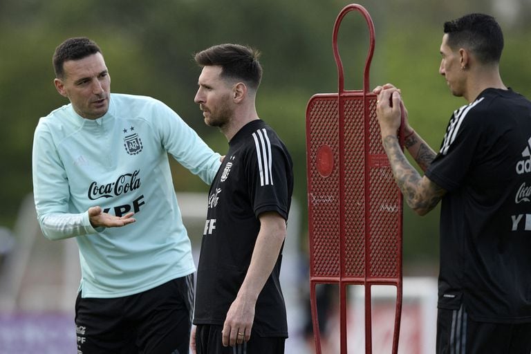 Scaloni charla con Messi, mientras Di María escucha. Una escena de esta semana, en Ezeiza