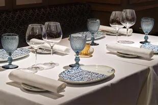 Vajilla en blanco y tonos de azul, una combinación imbatible para una mesa elegante. Aquí en el Grand Sablon de Bruselas