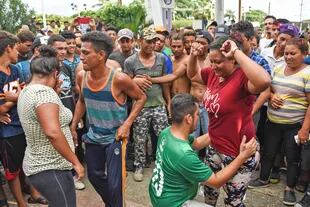 Migrantes hondureños bailan en las calles de Mapastepec, Chiapas