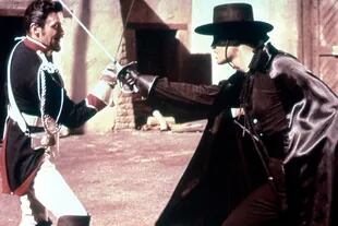 Guy Williams, en la piel de El Zorro, pelea contra uno de los grandes villanos de la serie interpretado por el actor Britt Lomond