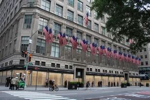 La mítica tienda Saks Fifth Avenue, tapiada con alambre de púas, protegida por seguridad privada