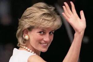 La “maldición” de la cruz de la princesa Diana: la enorme joya que solo usó una vez
