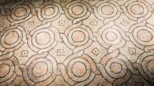 Piso en el Domus dei Tappeti di Pietra. Fue descubierto cuando se construía un estacionamiento subterráneo.