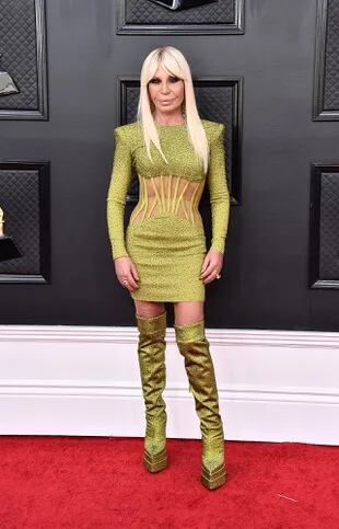 Donatella Versace, en cambio, se inclinó por un modelo verde oliva bien al cuerpo 
