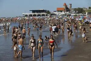 Con casi 30°C, miles de turistas se volcaron a las playas de la costa atlántica