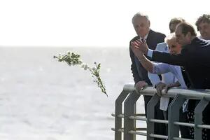 Hollande recorrió junto a Estela de Carlotto el Parque de la Memoria
