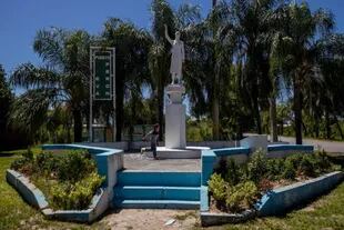 Puerto Eva Perón es un pueblo de unos 1000 habitantes, que quedó desabastecido tras el bloqueo de Formosa, ya que dependía de Mansilla, la localidad formoseña que está a 500 metros de distancia, del otro lado del río Bermejo
