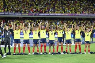 Las futbolistas del seleccionado de Colombia levantan los brazos en señal de protesta por la falta de organización de la disciplina en su país