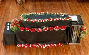 Ce cercueil est utilisé pour les "vêtements funéraires".  Il correspond à une cérémonie qui a lieu chaque année et est ouverte au public.  Il est organisé en hommage à tous les francs-maçons décédés cette année-là et leur famille et leurs amis sont invités.