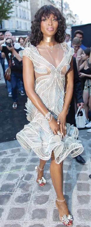 Naomi Campbell dejó a todos boquiabiertos con un vestido escultural y transparente de Iris van Herpen, que lució en una comida de altísimo perfil.
