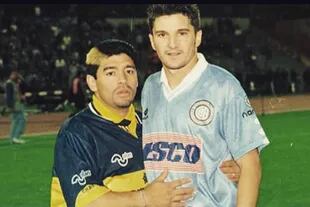 El abrazo con Diego Maradona, en un Belgrano-Boca de 1995, en tiempos del mechón rubio