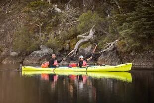 Los paseos en kayak por el lago Gutiérrez, entre las actividades destacadas que ofrecen en la estancia.