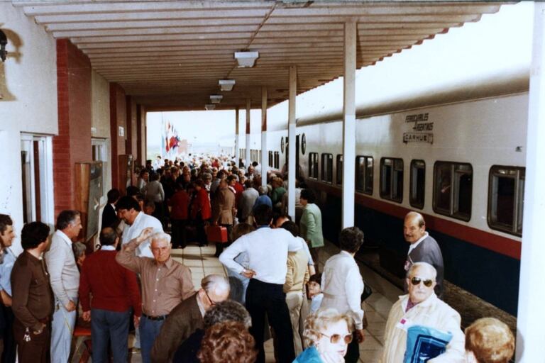La estación del ferrocarril de Epecuén en su esplendor, desbordada de turistas