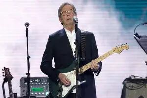 Contra su propio anuncio, Eric Clapton actuó en un espacio que exige prueba de vacunación al público
