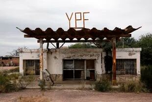 Estacion YPF abandonada, paraje Negra Muerta, en Ojo de agua ruta 9 