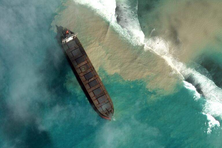 Esta imagen satelital del 7 de agosto de 2020 obtenida por cortesía de Maxar Technologies muestra el petrolero MV Wakashio encallado frente a la costa de Mauricio