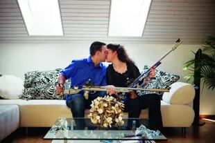 Marcel y Andrea Buergue en su casa de Leutisburg, Suiza. Ambos integran el equipo olímpico de tiro de su país