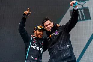 Lewis Hamilton y Toto Wolff, la fórmula del éxito de Mercedes; el piloto obtuvo seis títulos con las Flechas de Plata, mientras que el jefe y ahora CEO del equipo logró que la escudería resulte imbatible desde 2014