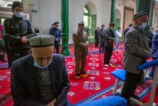 Uigures y otros rezan durante los servicios en la mezquita Id Kah en Kashgar, en la región de Xinjiang, en el extremo occidental de China, el 19 de abril de 2021. (Foto AP/Mark Schiefelbein, Archivo)