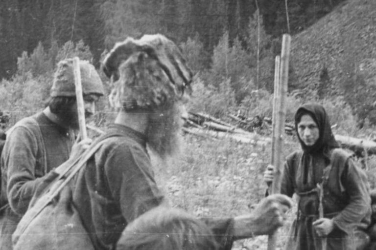 El clan Lykova huyó de la persecución religiosa de Stalin, en 1936, y fue en búsqueda del aislamiento absoluto en el bosque siberiano