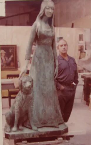 Wifredo Viladrich al lado de la estatua de Liliana Crociati, días antes de ser colocada en el cementerio de Recoleta