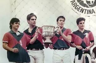Juan José Araya (izquierda), campeón de la Copa República Argentina en 1991, a los 20 años, con la camiseta de Coronel Suárez, el club con el que se identifica su gran familia.