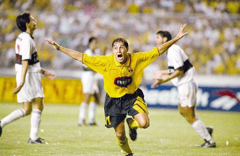 El "avioncito" en los festejos, una marca registrada en Alfaro Moreno; en Barcelona de Guayaquil convirtió 83 goles en 195 partidos; antes, en 1989, fue distinguido con el Olimpia de Plata, el mejor futbolista argentino 