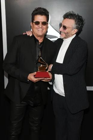 Carlos Vives y Fito Páez posan en el backstage durante la 23ª entrega Anual del Grammy Latino, el 17 de noviembre de 2022, en Las Vegas, Nevada