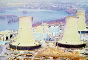 marzo de 1979. La central nuclear de agua a presión Three Mile Island, en EE.UU., sufrió una severa fusión de su núcleo y liberó importante radiactividad. No volvió a funcionar.,abril de 1986. Explotó el reactor 4 de la central de Chernobyl. Liberó 500 veces más material radiactivo que la bomba de H