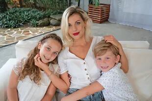 La modelo Juliana Giambroni junto a sus hijos, Olivia y Milo, en pleno shooting de Mimo Co