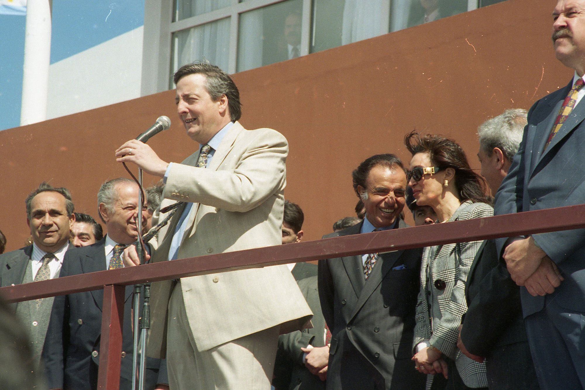 Néstor Kirchner (gobernador) inaugura el Hospital Regional junto a Carlos Menem y Cristina Kirchner, en Río Gallegos, 1995. Tres años antes, Santa Cruz había recibido US$630 millones por regalías