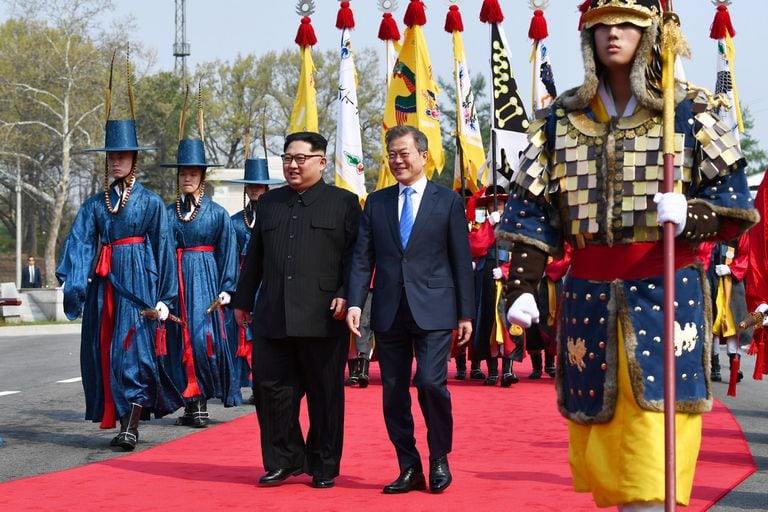 Kim Jong-un y Moon Jae-in caminan por la alfombra roja para participar de la ceremonia de bienvenida