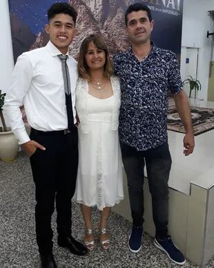 Junto a sus padres Liliana y Ariel Maciel