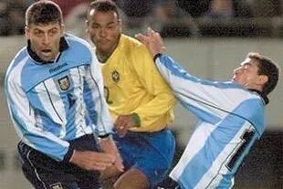 Cafú, entre Samuel y el Kily González, en septiembre de 2001; para el brasileño, aquella época de su selección creó una identidad.