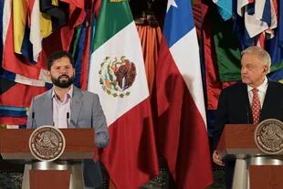 Andrés Manuel López Obrador y Gabriel Boric, en Ciudad de México. (RODRIGO ARANGUA / AFP)