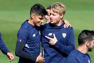 En su paso por Sevilla Kjaer mantuvo muy buena relación con Joaquín Correa, en un plantel que tenía muchos argentinos. 
