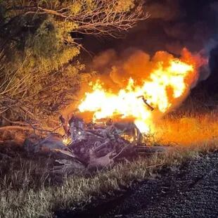 El auto de Gabriel Salazar finalizó en llamas tras despistarse de la autopista, chocar contra los árboles y volcar