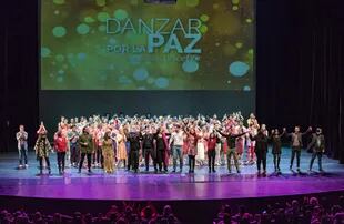 Todos juntos, en el final, bailarines, coreógrafos y el director del encuentro Danzar por la Paz, Leonardo Reale