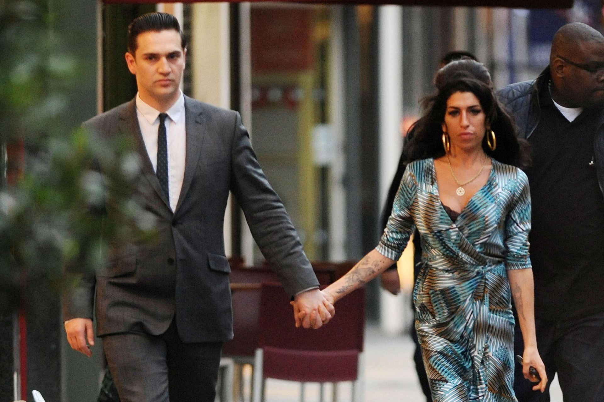 Amy Winehouse y su última pareja, Reg Traviss, un año antes de la muerte de la artista