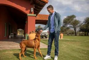 Bati y su perro, en el frente de su casa de campo en Malabrigo