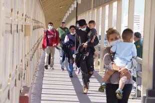 Migrantes cruzan a Estados Unidos por el Valle de Río Grande hacia El Paso, Texas