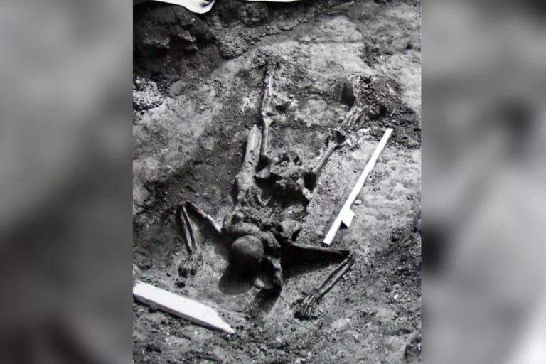 El último hallazgo había sido, en 1982, cuando los arqueólogos encontraron el esqueleto de un soldado en una extraña posición, como si se dirigiera a rescatar a una persona