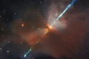 Las corrientes de gas ionizado chocan con las nubes de gas y polvo que rodean a las estrellas recién formadas, estas enérgicas colisiones crean objetos Herbig-Haro como HH111