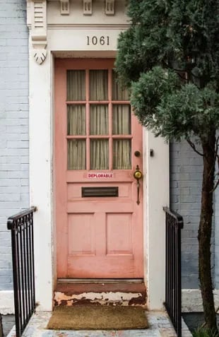 La puerta de una antigua cada en el barrio de Georgetown.